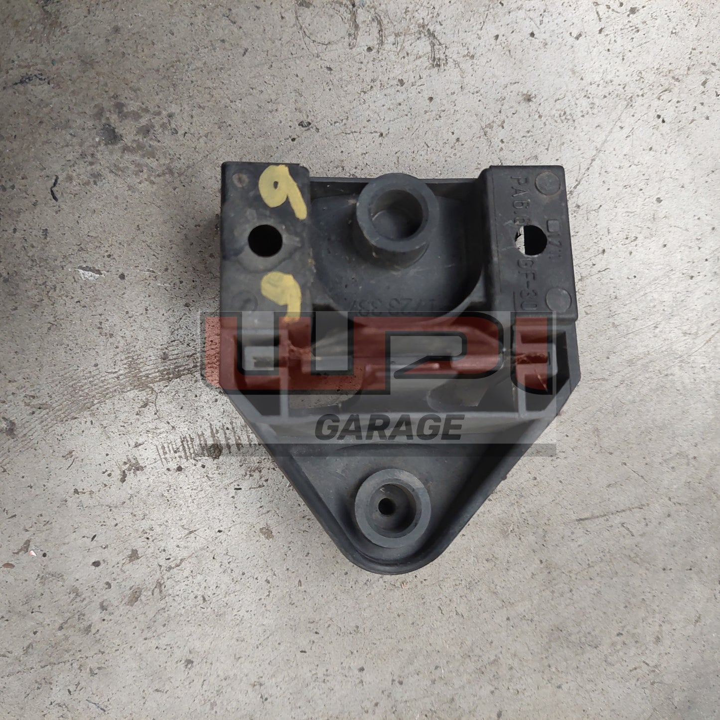 BMW E36 Lower radiator mounting bracket 6 cylinder 17111723337