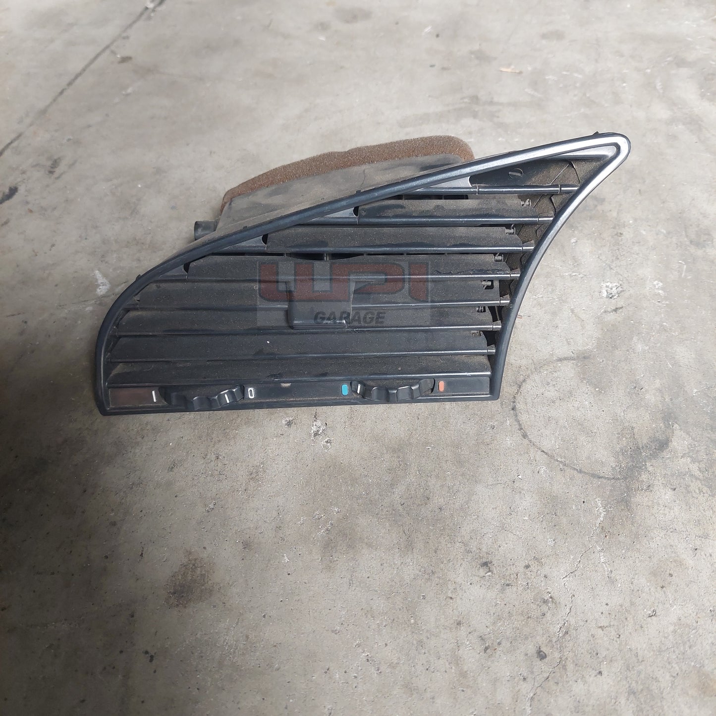 BMW E36 Centre air vent ( analogue climate control)  64221387372